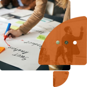 Billede af en person, der tegner på et stort stykke papir i en workshop.