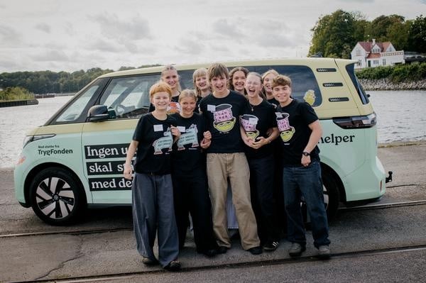 Medlemmerne af Mindhelpers ungepanel står foran vores ID Buzz på haven i Odense, hvor vi er samlet til årskonference